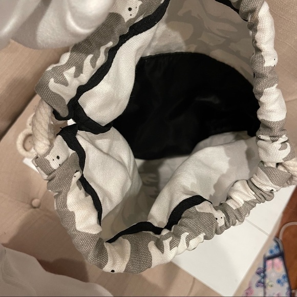 𝅺t-bags Polar Bear Print Drawstring Back Pack with Extra Zipper pocket - Picture 3 of 7